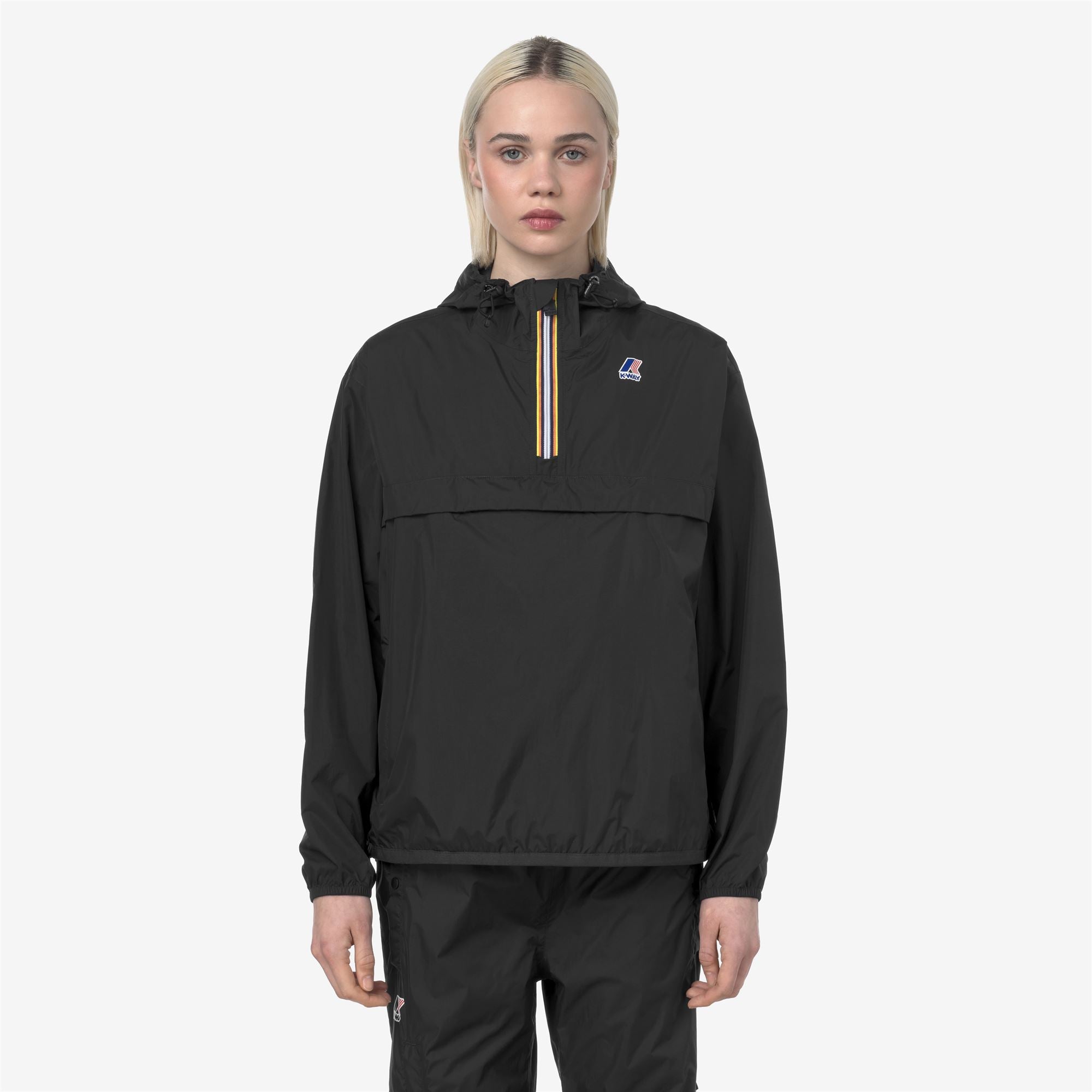 k-way-le-vrai-4-0-leon-east-veste-courte-unisexe-black-pure image 2