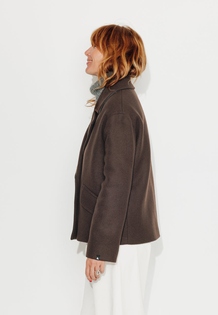 trench-coat-murier-manteau-court-oversize-drap-laine-vierge-marron image 8