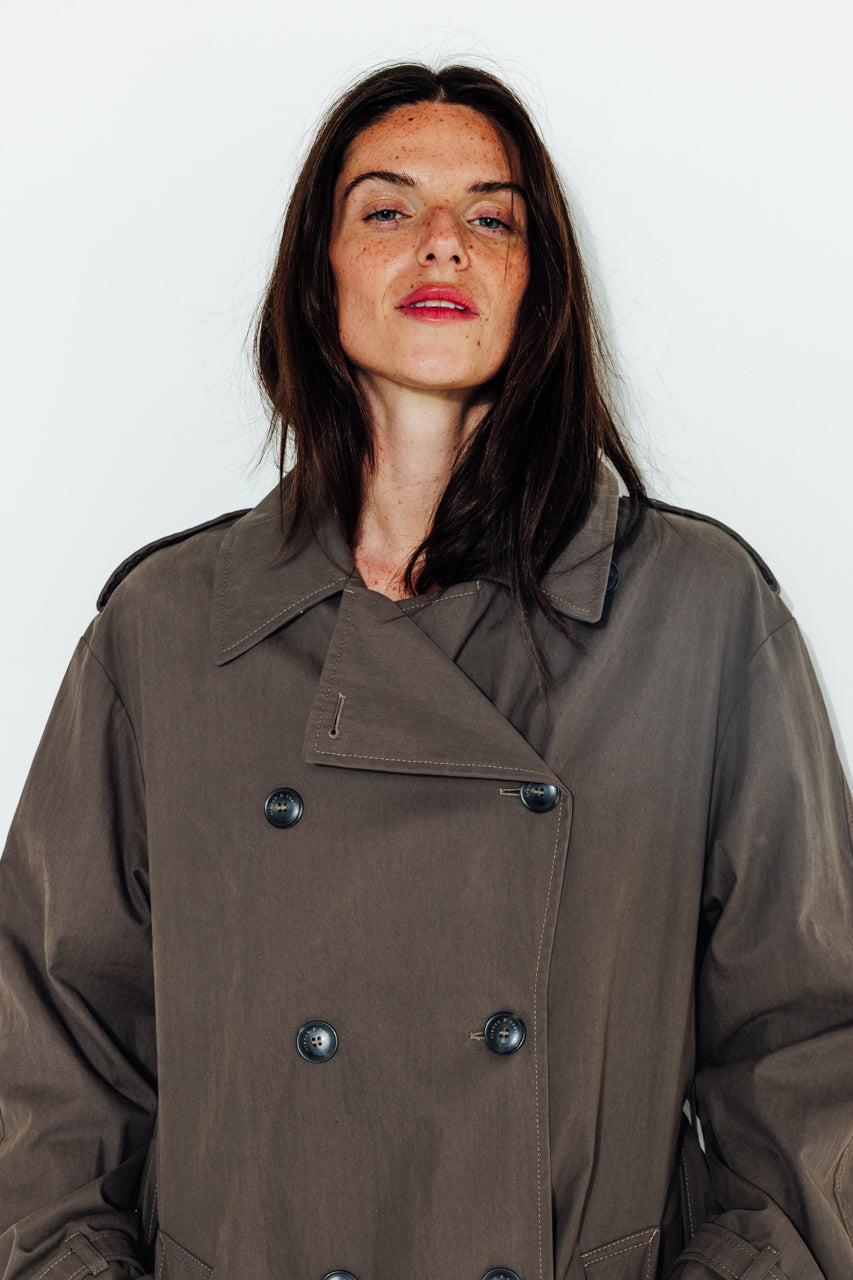 trench-coat-amandier-trench-long-ceintur-en-coton-d-perlant-taupe image 5