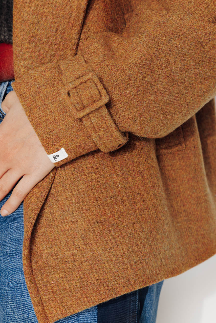 trench-coat-sophora-manteau-court-oversize-en-drap-de-laine-shetland-moutarde image 8