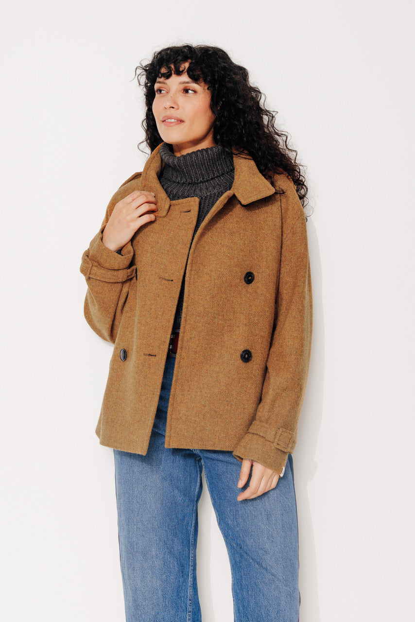 trench-coat-sophora-manteau-court-oversize-en-drap-de-laine-shetland-moutarde image 2