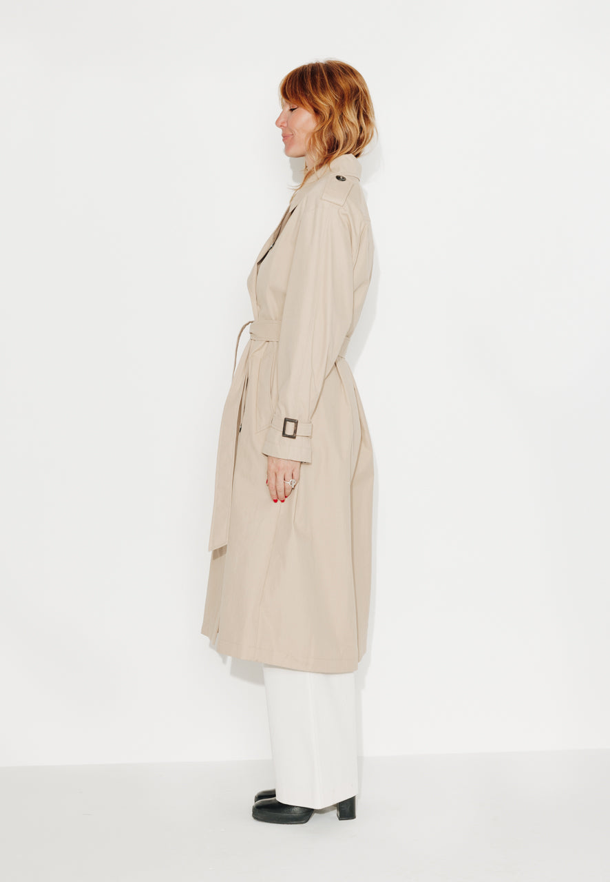 trench-coat-amandier-trench-long-ceintur-en-coton-d-perlant-beige image 3