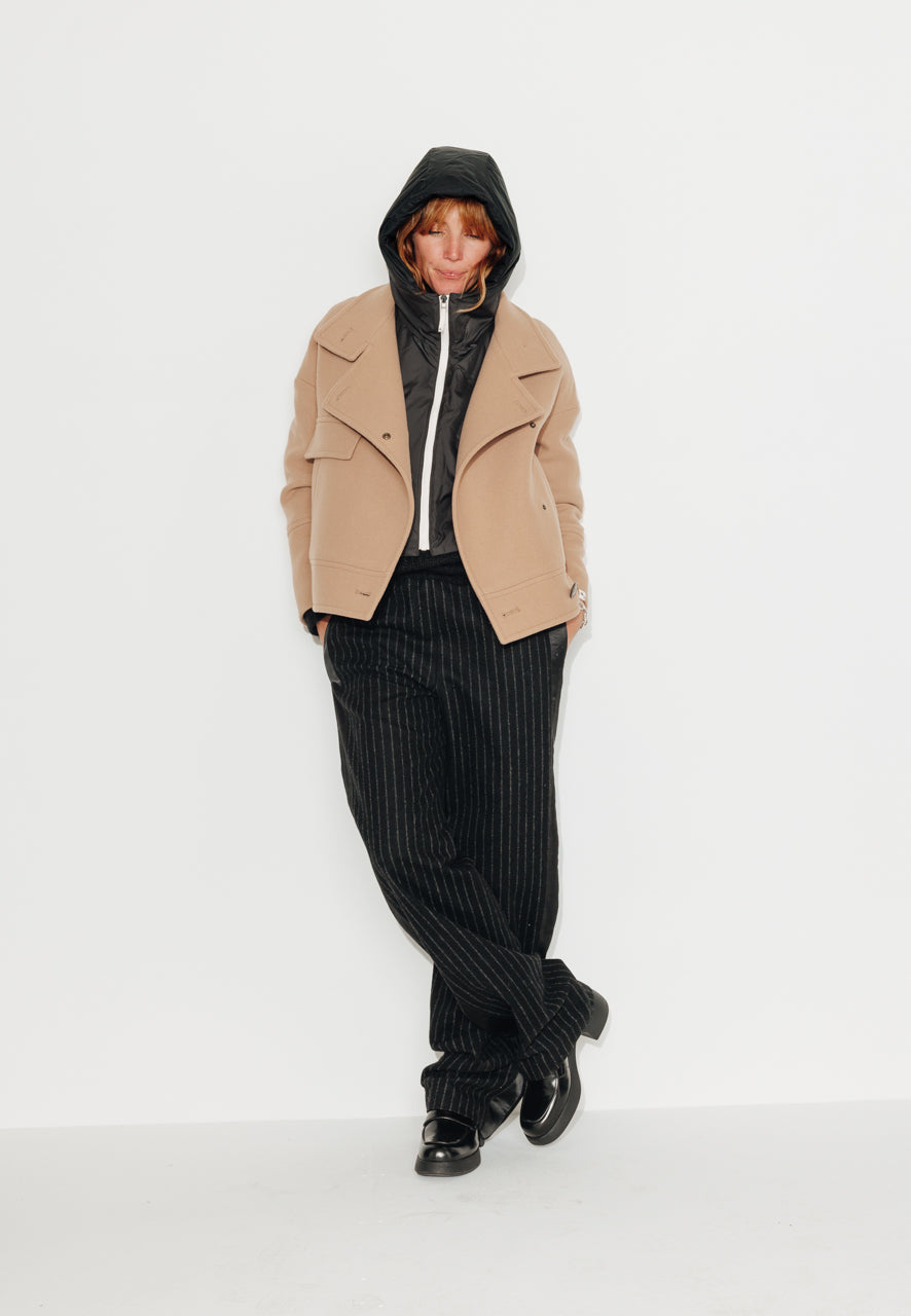 trench-coat-caille-capuche-ouatin-e-zipp-e-noire image 4