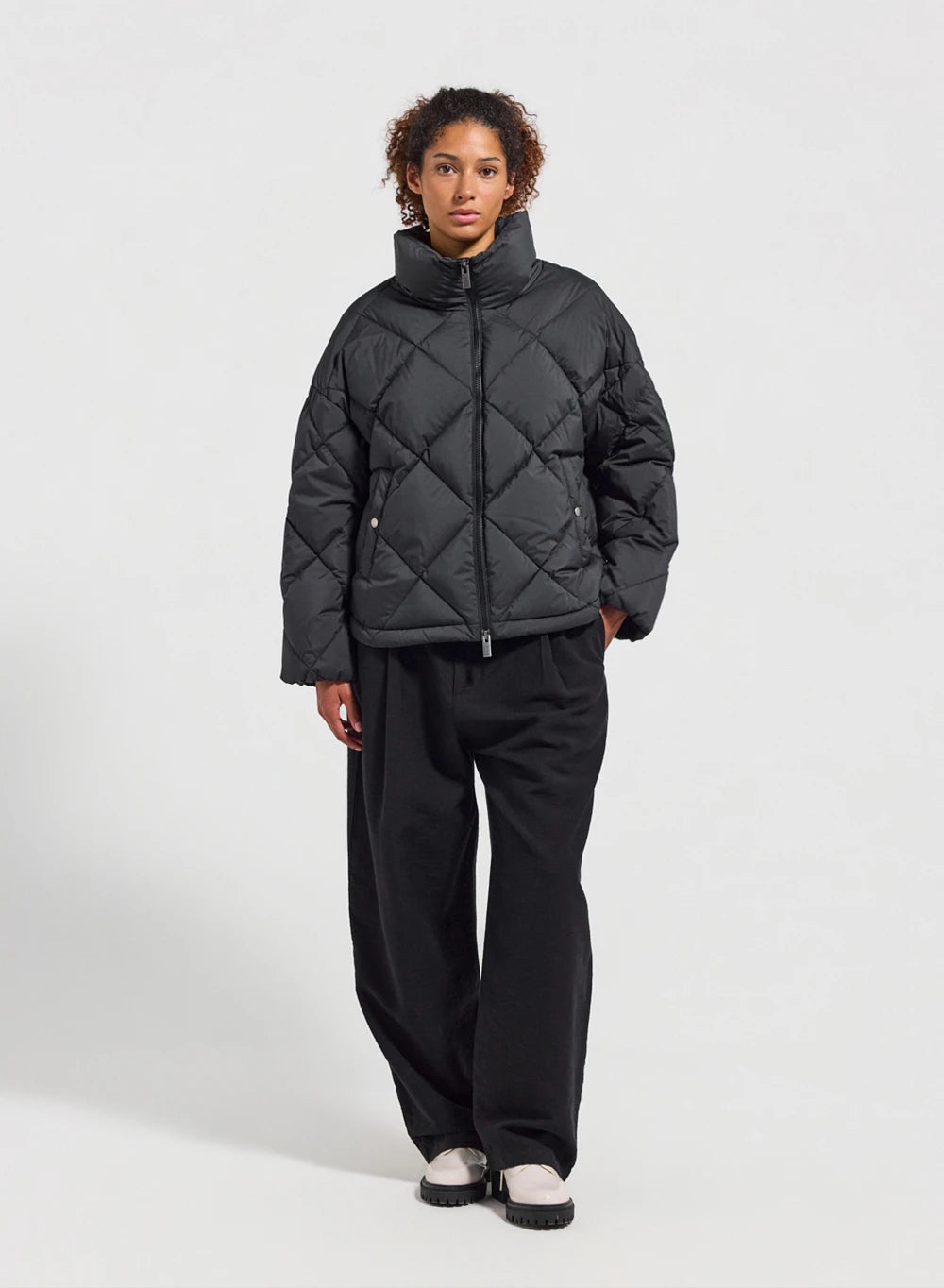doudoune-oversize-femme-pyrenex-adele-col-enveloppant-noire image 2
