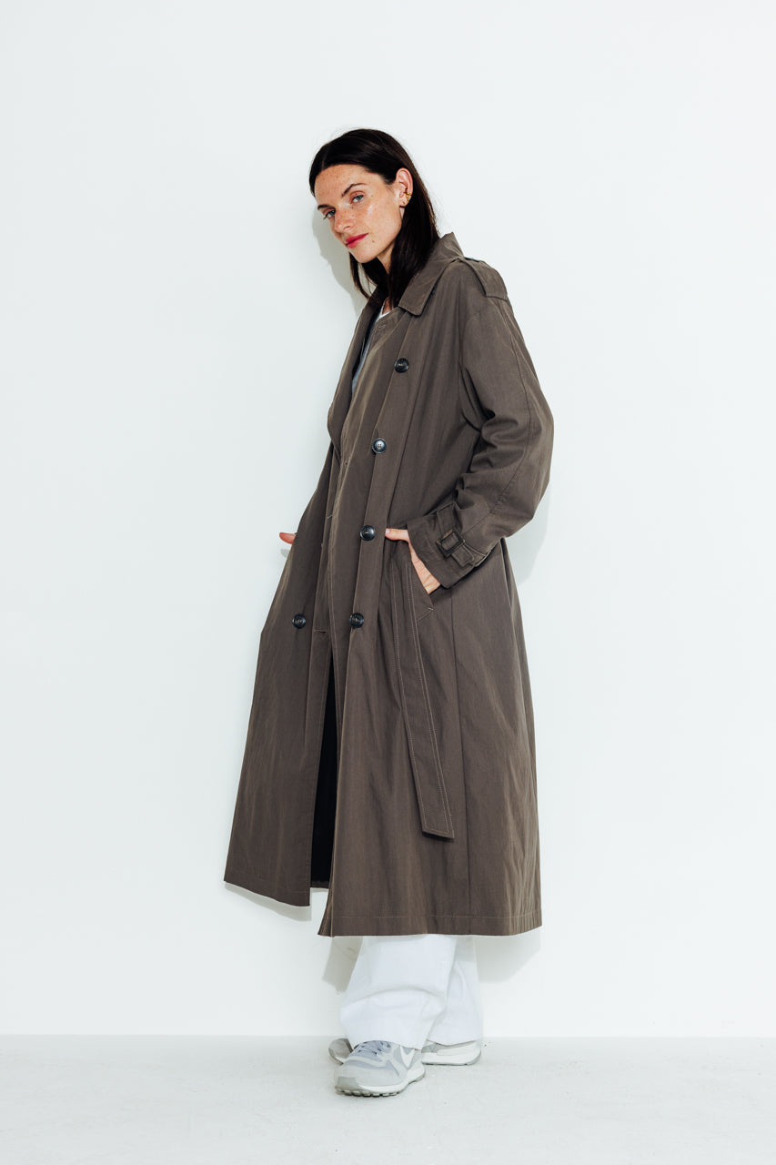 trench-coat-amandier-trench-long-ceintur-en-coton-d-perlant-taupe image 2