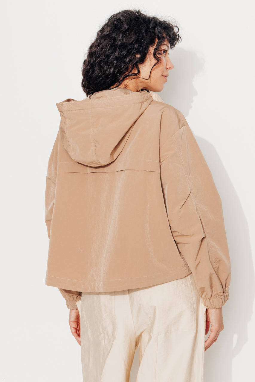 trench-coat-sureau-veste-courte-l-g-re-d-perlante-camel image 3