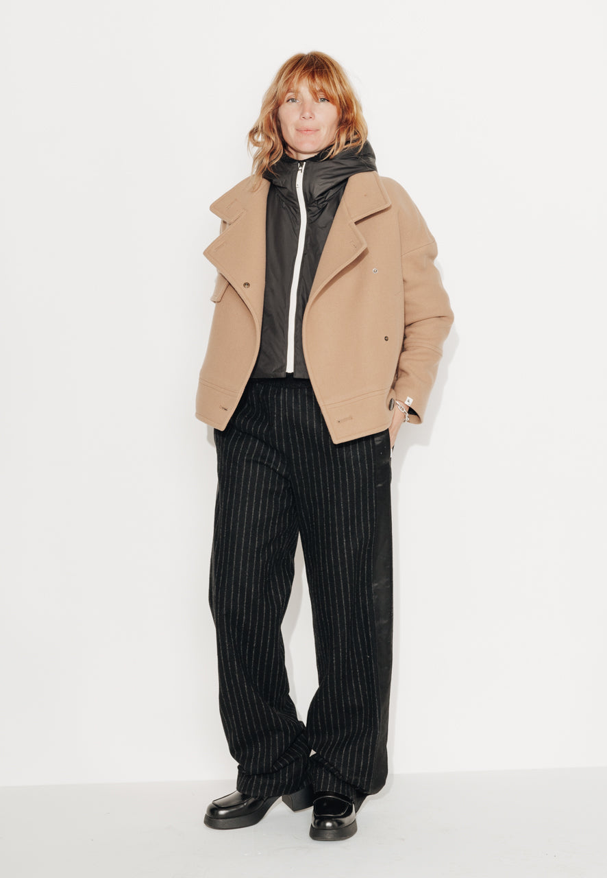 trench-coat-caille-capuche-ouatin-e-zipp-e-noire image 3