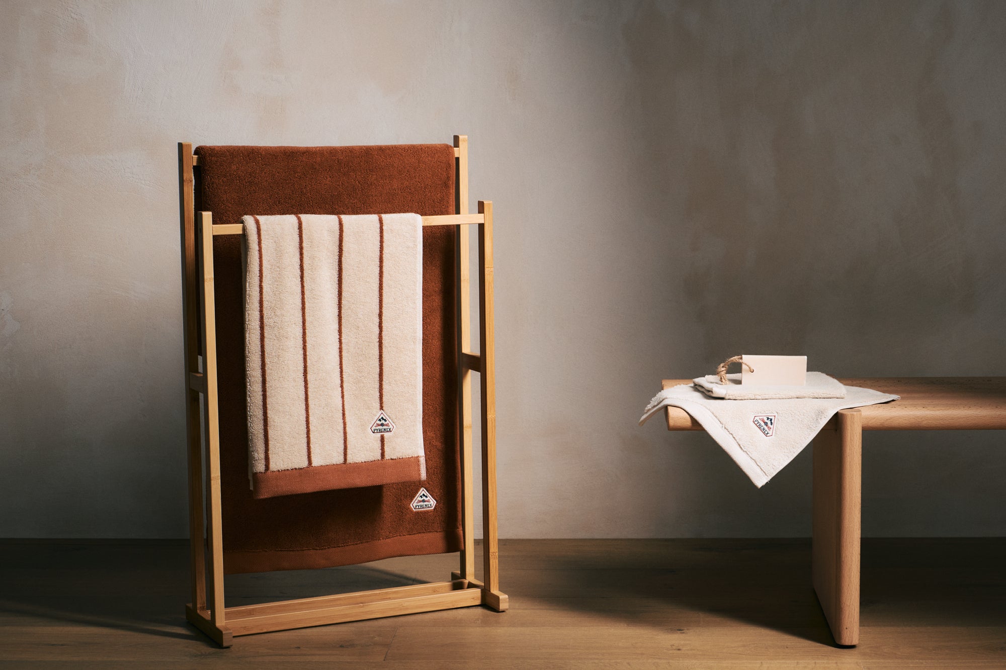 pyrenex-serviette-de-toilette-yumi-ray-e-blanc-et-terracotta image 2