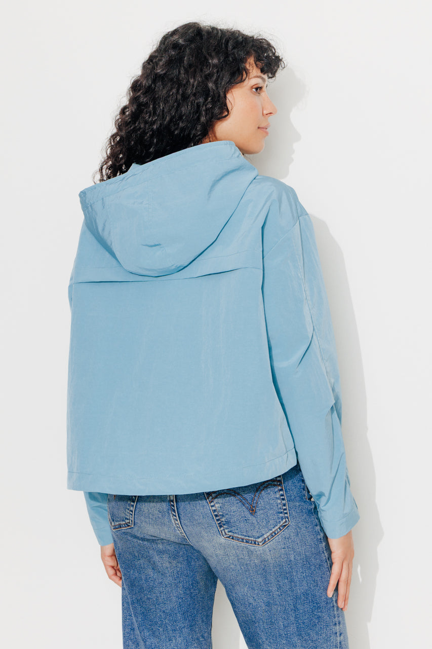 trench-coat-sureau-veste-courte-d-perlante-oversize-bleu image 3