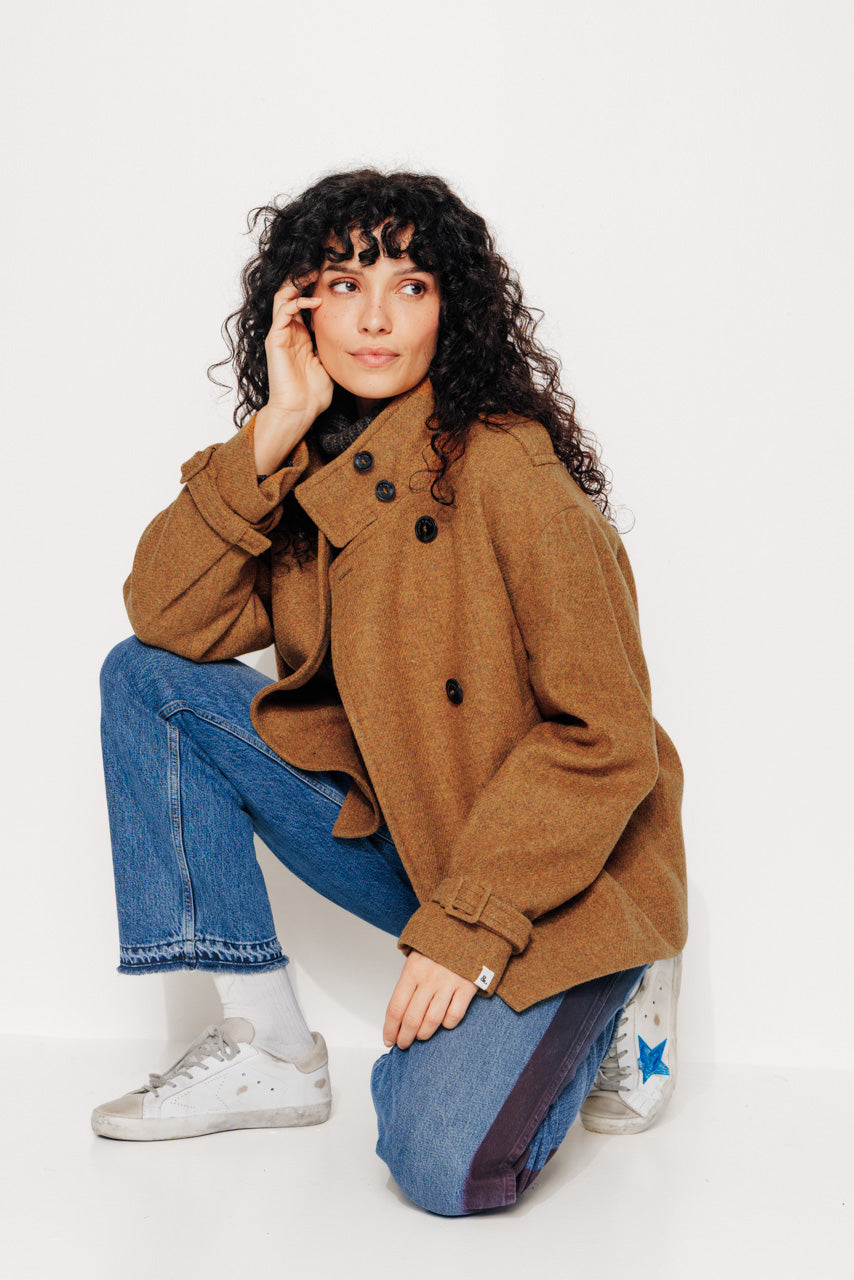 trench-coat-sophora-manteau-court-oversize-en-drap-de-laine-shetland-moutarde image 6