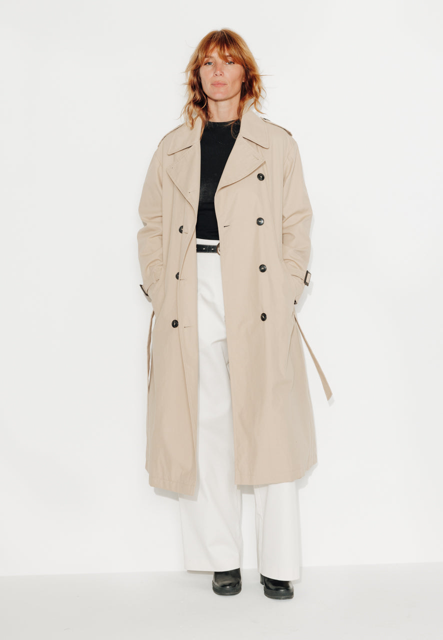 trench-coat-amandier-trench-long-ceintur-en-coton-d-perlant-beige image 2