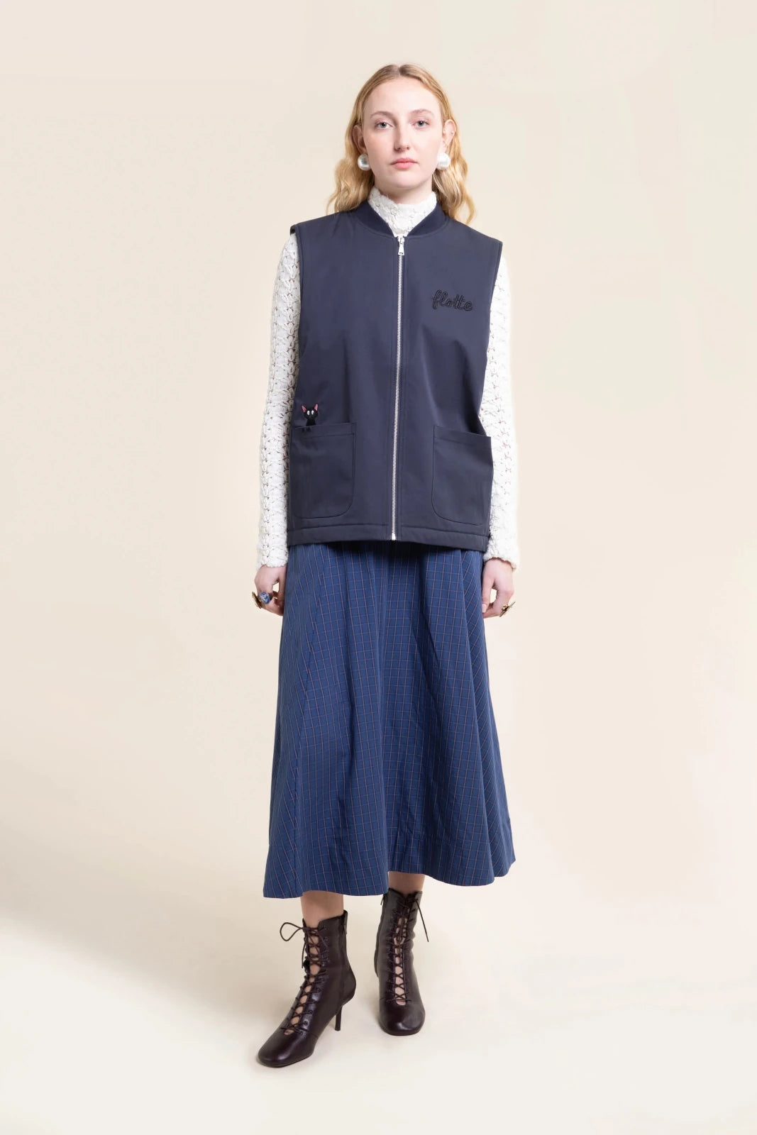 flotte-turot-gilet-sans-manches-sherpa-chat-noir-femme image 5