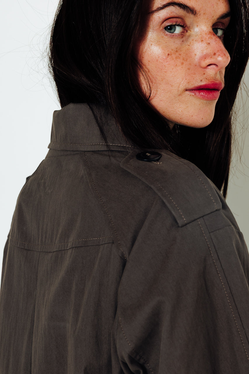 trench-coat-amandier-trench-long-ceintur-en-coton-d-perlant-taupe image 7