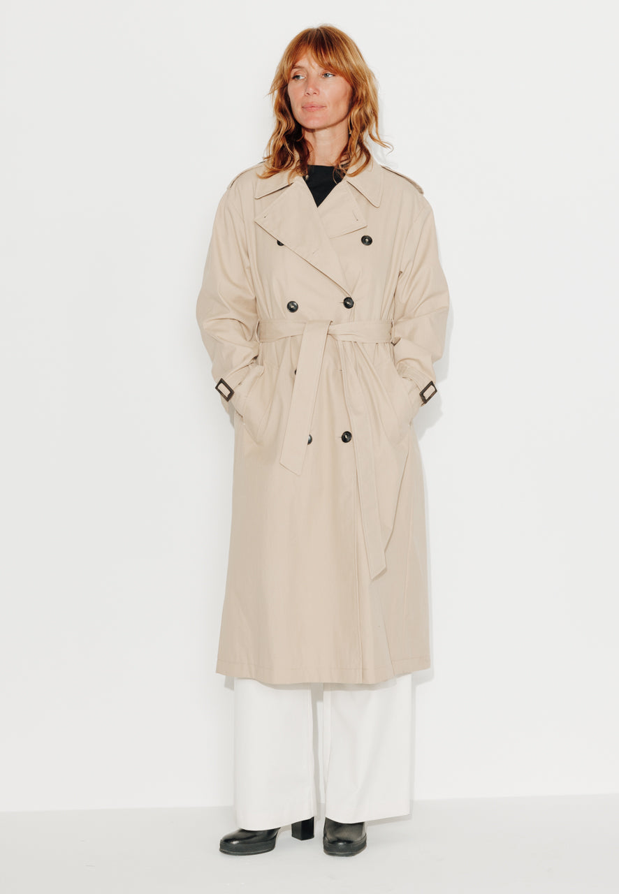 trench-coat-amandier-trench-long-ceintur-en-coton-d-perlant-beige image 1
