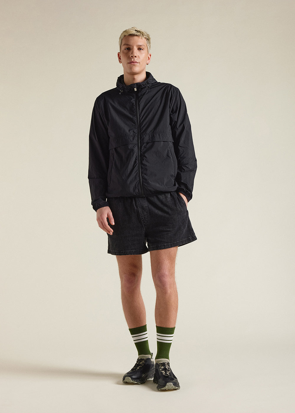 pyrenex-ridge-black-coupe-vent-unisexe-capuche image 2