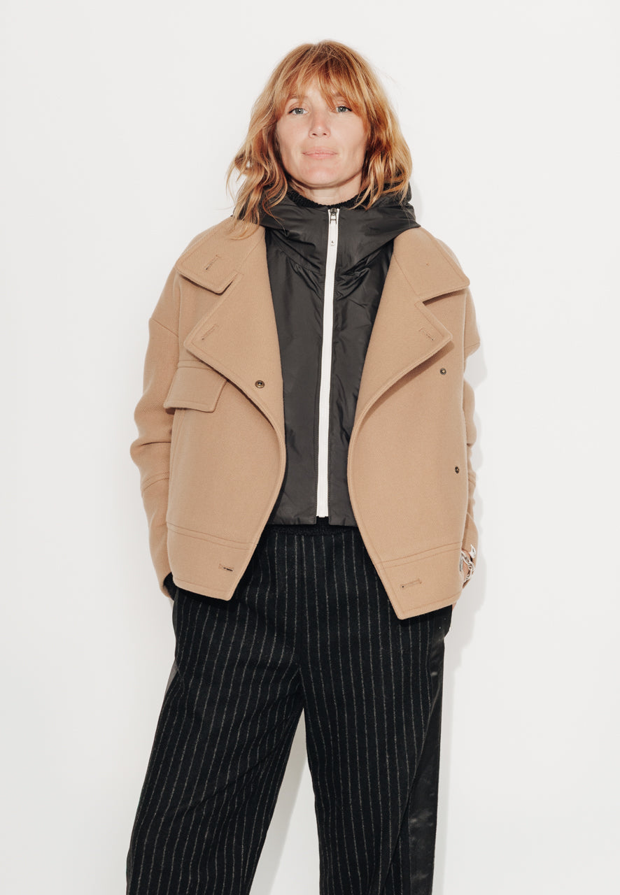 trench-coat-caille-capuche-ouatin-e-zipp-e-noire image 2
