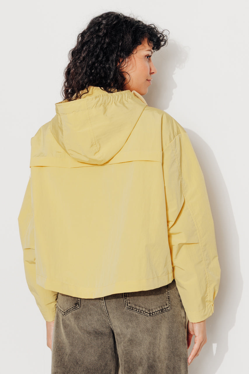 trench-coat-sureau-veste-courte-jaune-coton-bio-d-perlante-capuche image 8