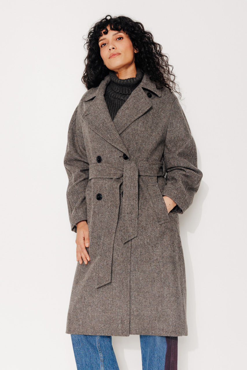 trench-coat-troene-manteau-long-ceintur-en-drap-de-laine-shetland-chin-taupe image 8