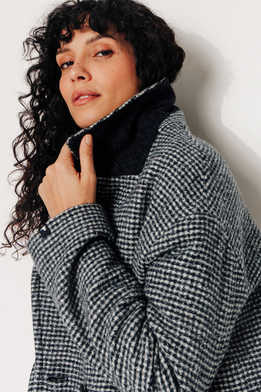 trench-coat-murier-manteau-court-oversize-esprit-caban-en-laine-vierge-vichy-gri image 6