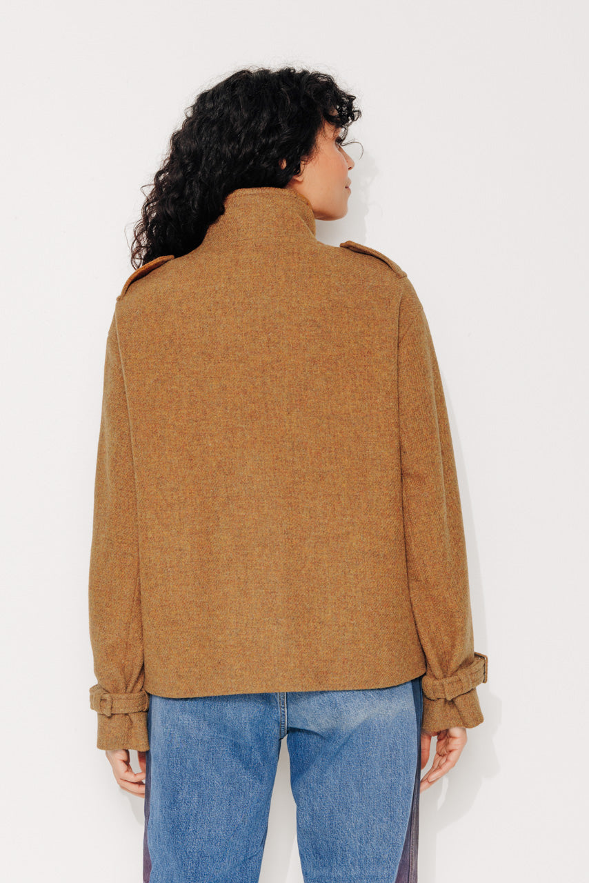 trench-coat-sophora-manteau-court-oversize-en-drap-de-laine-shetland-moutarde image 3