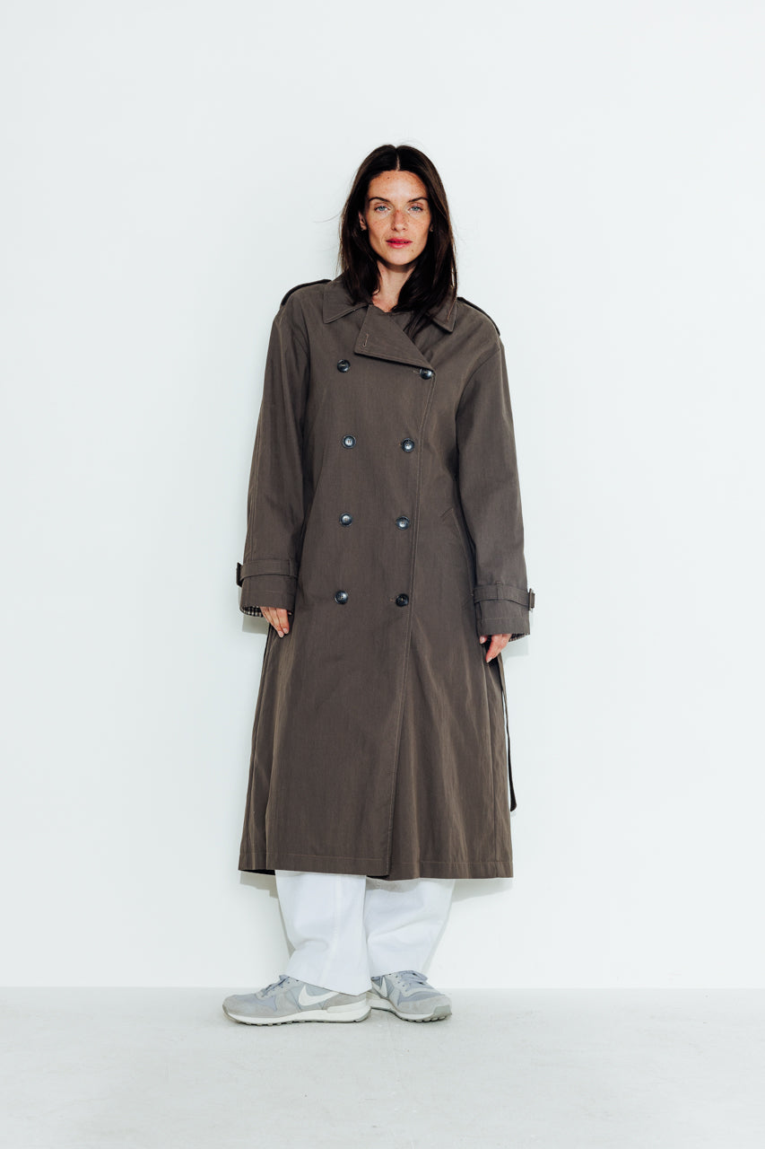 trench-coat-amandier-trench-long-ceintur-en-coton-d-perlant-taupe image 4