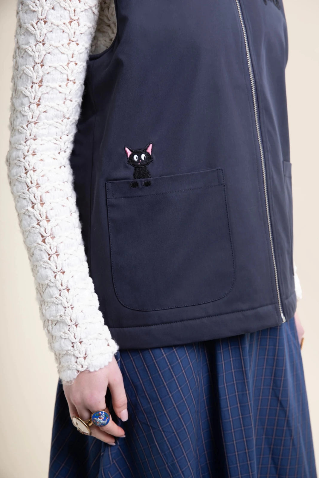 flotte-turot-gilet-sans-manches-sherpa-chat-noir-femme image 8