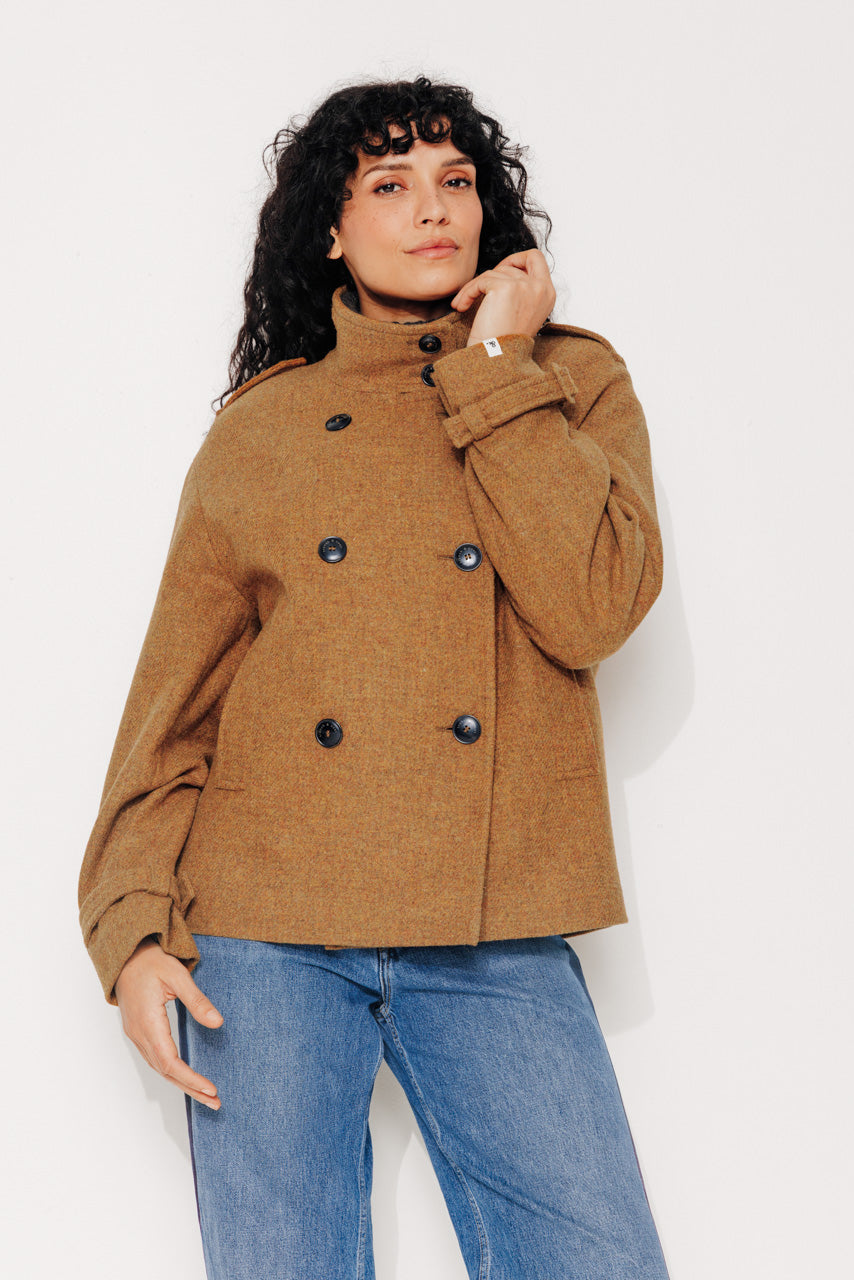 trench-coat-sophora-manteau-court-oversize-en-drap-de-laine-shetland-moutarde image 1