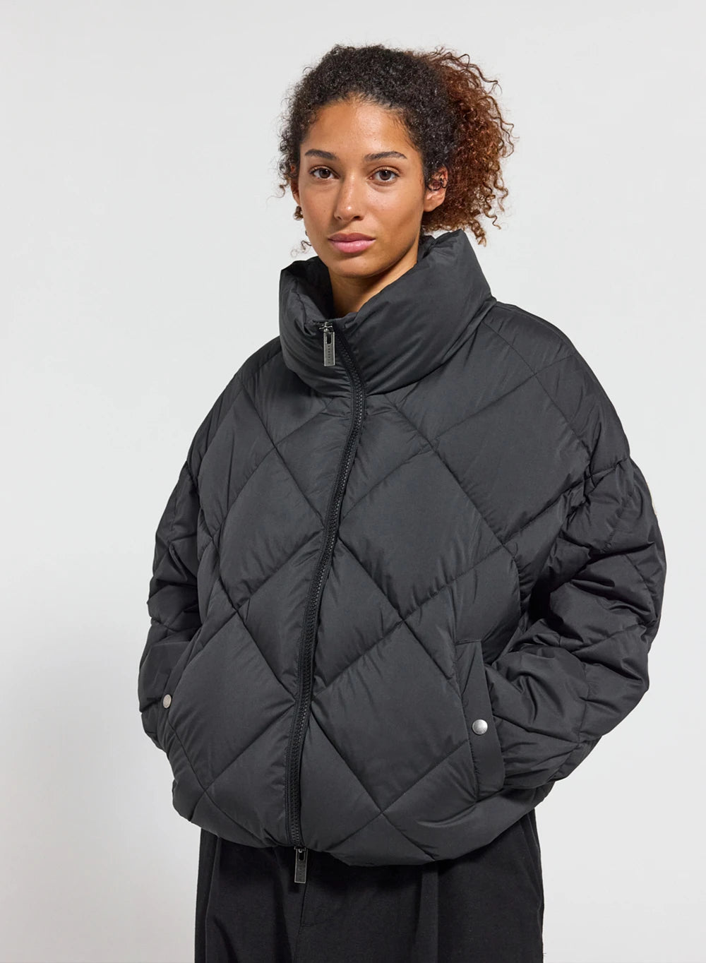 doudoune-oversize-femme-pyrenex-adele-col-enveloppant-noire image 1