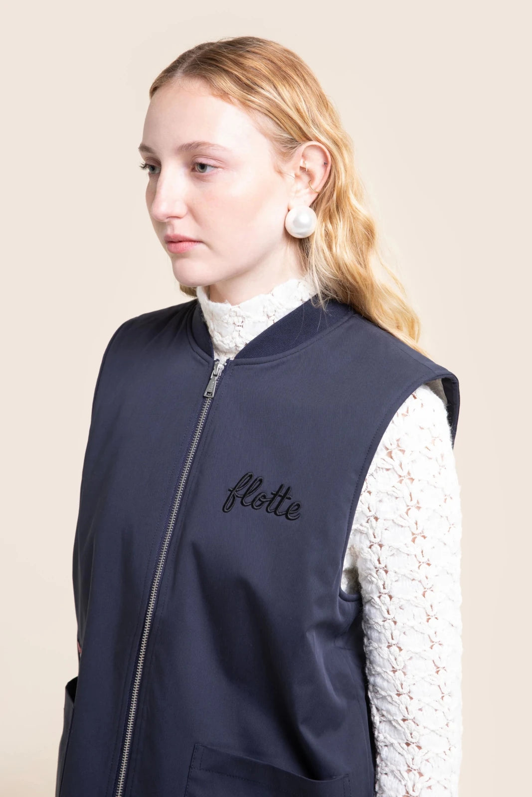 flotte-turot-gilet-sans-manches-sherpa-chat-noir-femme image 6