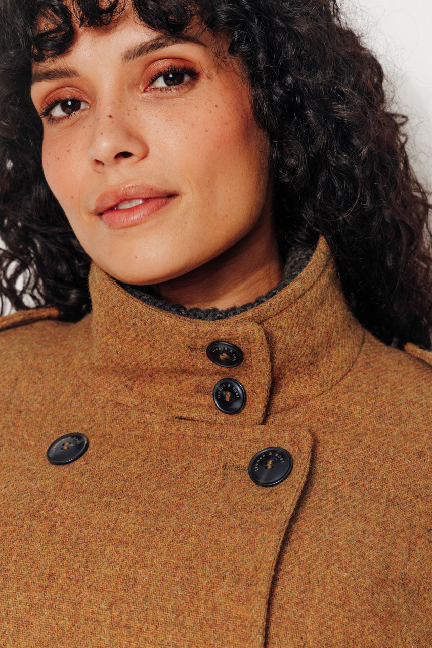 trench-coat-sophora-manteau-court-oversize-en-drap-de-laine-shetland-moutarde image 4