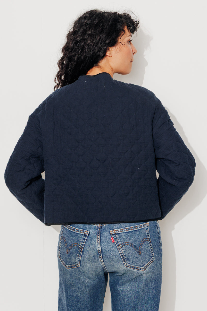 trench-coat-avocatier-veste-oversize-matelass-e-bleu-marine image 2